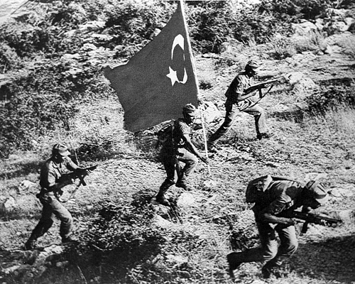 «Μπροστά στα μάτια του πατέρα μου σκότωσαν τον παππού μου. Τον έθαψε με τα ίδια του τα χέρια»