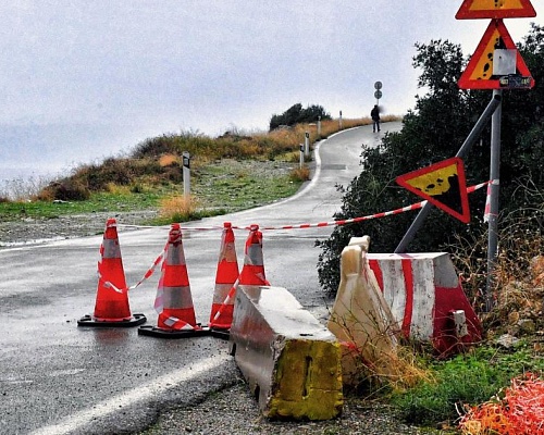 Δρόμοι στο Τρόοδος επηρεάζονται από κατολισθήσεις πετρών και χώματος