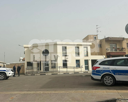 Σκηνές πανικού στο Αυγόρου: Εισέβαλε με κράνος και έστρεψε το όπλο στο πρόσωπο της εργαζόμενης Έκλεψε όλο το ταμείο (ΦΩΤΟ)