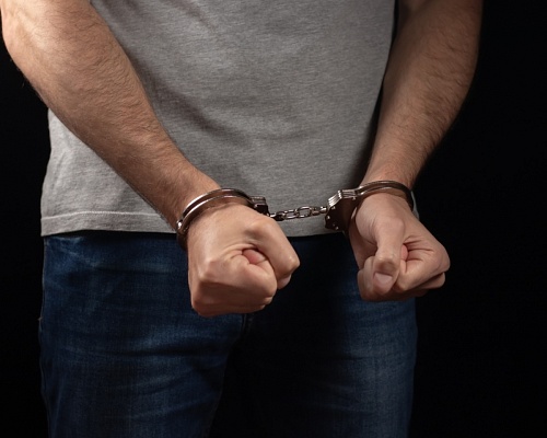 Υπό οκταήμερη κράτηση 25χρονος μετά τον εντοπισμό 23 κιλών κάνναβης στις αποσκευές του