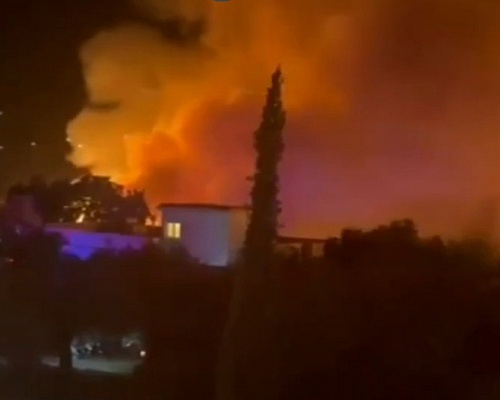 Τρόμος από πυρκαγιά στην Πάφο, απειλήθηκαν κατοικίες, καταστράφηκαν πάσσαλοι της ΑΗΚ (ΒΙΝΤΕΟ)