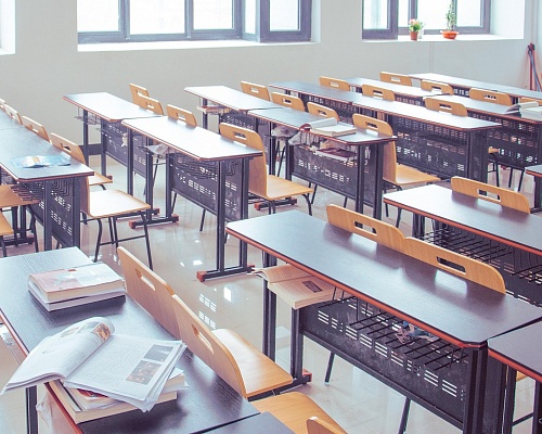 ΚΑΤΑΓΓΕΛΙΑ: Μητέρα παιδιού με αναπηρία υποχρεώνεται να συνοδεύεται από Βοηθό Διευθυντή για να δει τους καθηγητές