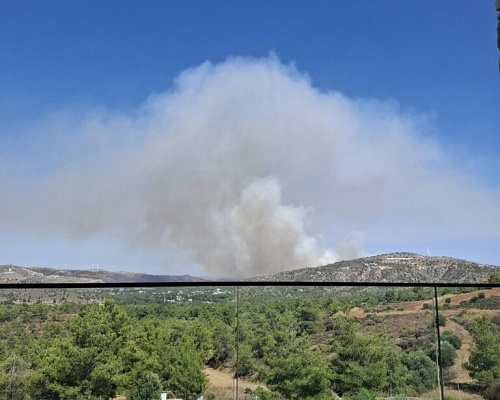 Εικόνες: Ανεξέλεγκτη η φωτιά στο Καλό Χωριό - Ενισχύθηκαν με περισσότερα εναέρια μέσα οι δυνάμεις κατάσβεσης