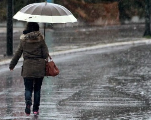 Βροχή, ίσως και καταιγίδα μέσα στη βδομάδα Στα ύψη παραμένει ο υδράργυρος