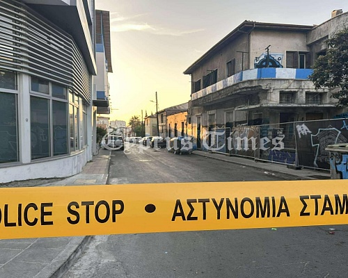 Κουκουλοφόροι, μολότοφ, ζημιές. Ξανά αντιμέτωπη με οπαδική βία η Αστυνομία, δεν πρόλαβε τα «προεόρτια» του ντέρμπι (pics)