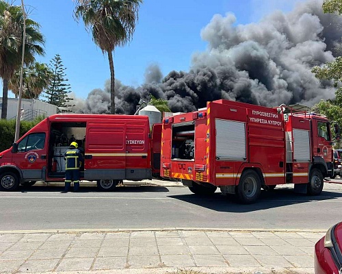 Φλέγεται ολόκληρο το εργοστάσιο στην Αραδίππου. Έρευνα για πιθανόν παγιδευμένους (pics-video)