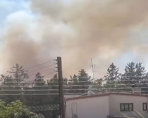 Πυρκαγιά κοντά σε κατοικίες στην επαρχία Λάρνακας. Στη μάχη και πτητικά μέσα (video)