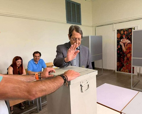 Ψήφισε ο Αναστασιάδης και σχολίασε την πληθώρα υποψηφίων (video)