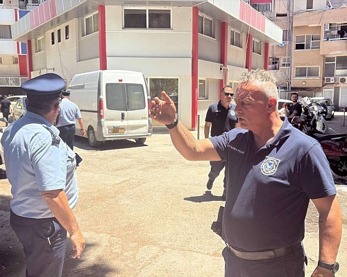 Κρίσιμα ο ένας από τους 3 που πήδηξαν από μπαλκόνι. Παλιό το κτίριο, διαμένουν κυρίως αλλοδαποί (pics-video)