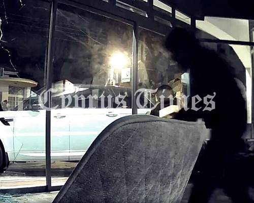 Χειροπέδες σε 28χρονο για τον εμπρησμό καταστήματος με πολυτελή οχήματα στη Λεμεσό (video)