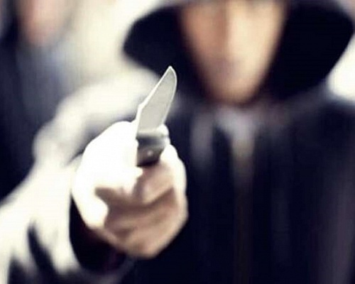 Τους χτύπησε την πόρτα και αφού του άνοιξαν πρόταξε μαχαίρι και τους ξάφρισε